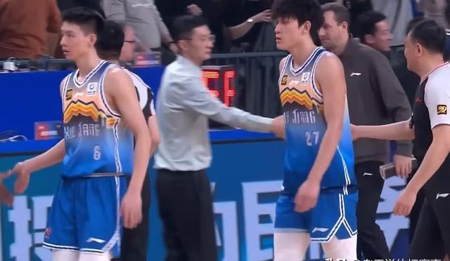 首尔足球队与对手展开激烈较量！