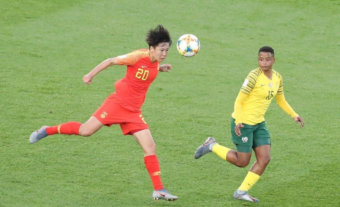 中国女足亮相赛场，展现出优雅和风度