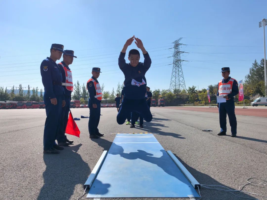 激烈对抗无处不在，各队都在力争顶级位置，手不释卷！的简单介绍